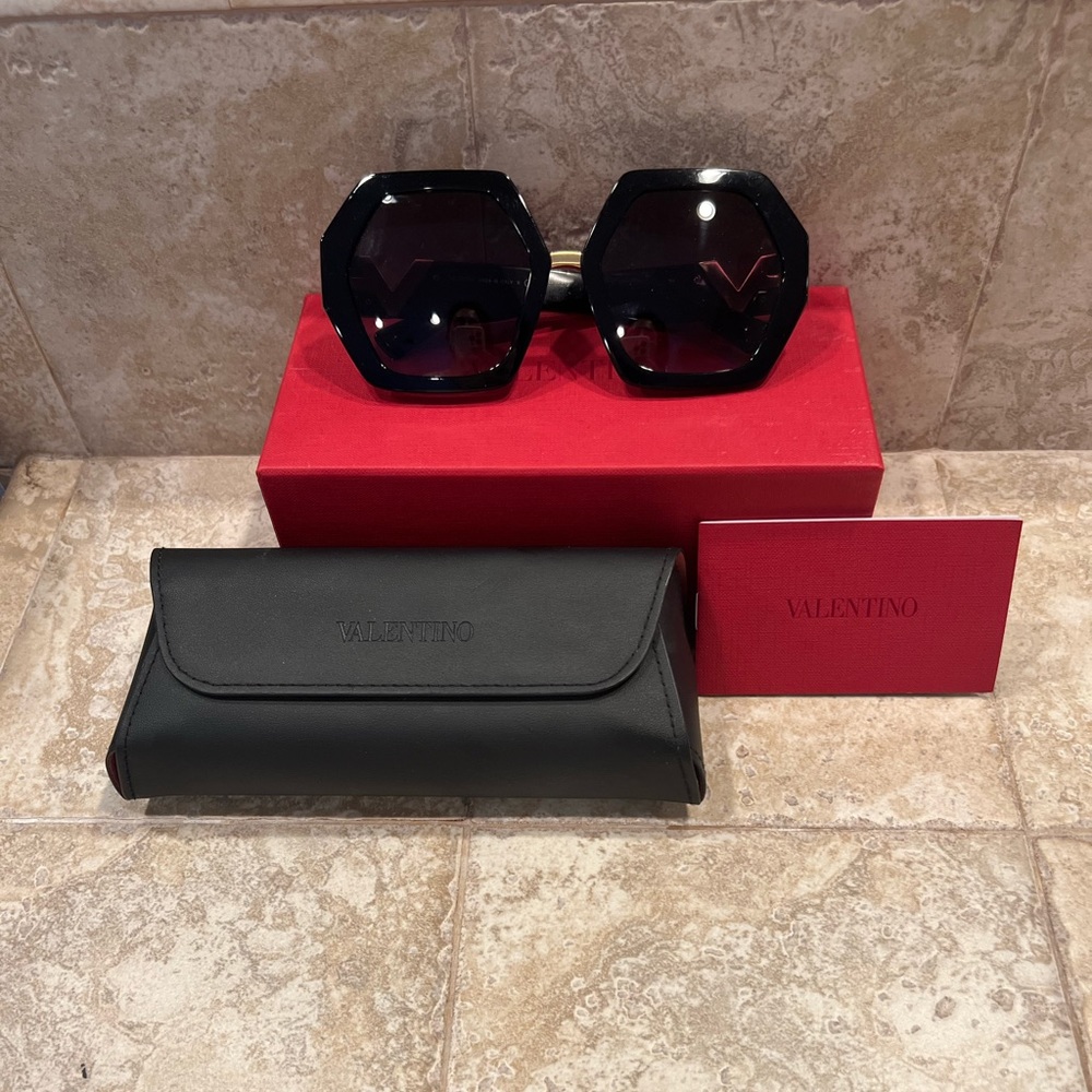 Valentino Sunglass.